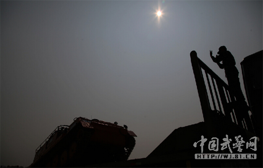 ���壺�侯ɭ�ֲ��ӹٱ���ʻ���̹�˴��˰�����ʵս��2��