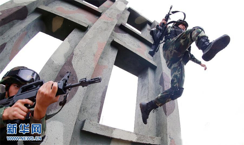 8��14�գ��侯�����ܶӹ���֧�ӡ��۾���ͻ���ӡ���һ����Ա��Խǽ��