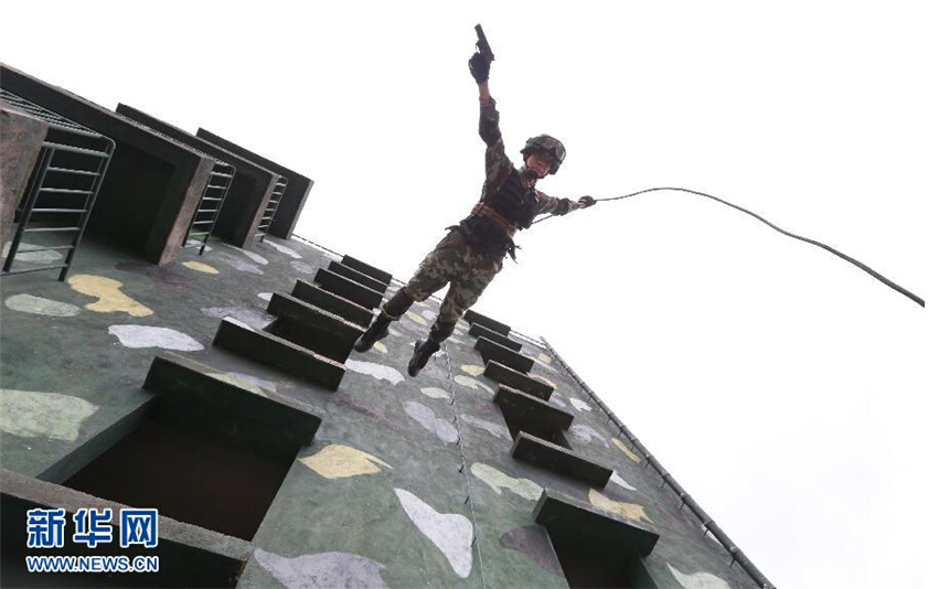 8��14�գ��侯�����ܶӹ���֧�ӡ��۾���ͻ���ӡ���һ����Ա��ǹ��¥���Ϸ���Ծ��