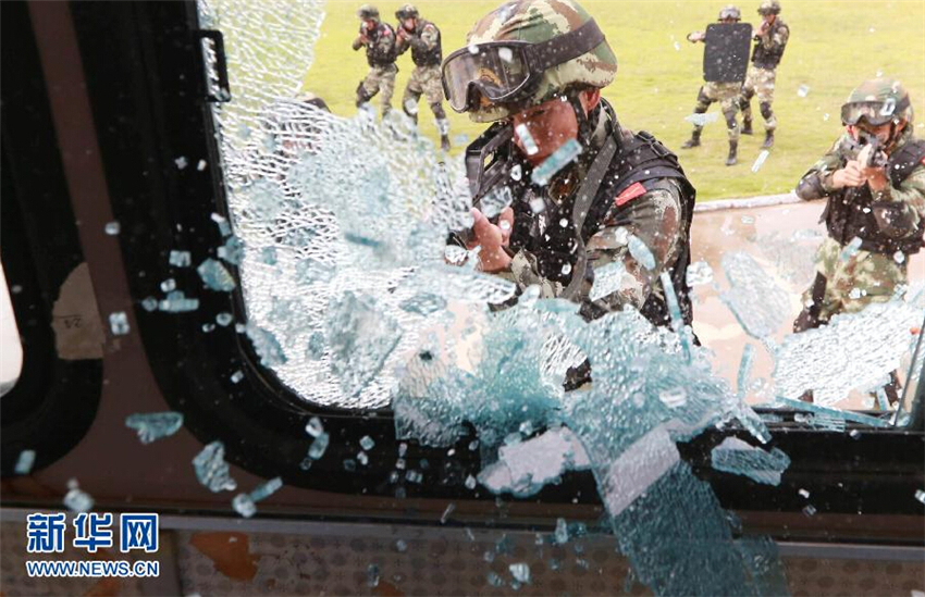 8��14�գ��侯�����ܶӹ���֧�ӡ��۾���ͻ���ӡ��ڽ��г��Ϸ��ٳ�ѵ��