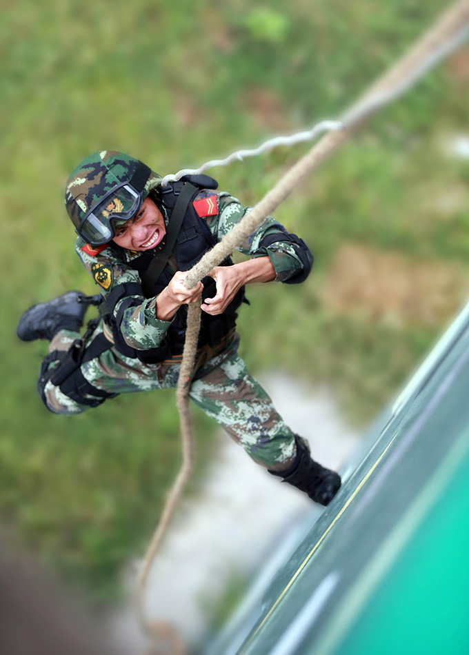 8��14�գ��侯�����ܶӹ���֧�ӡ��۾���ͻ���ӡ��Ķ�Ա���ʵ�һ��¥����