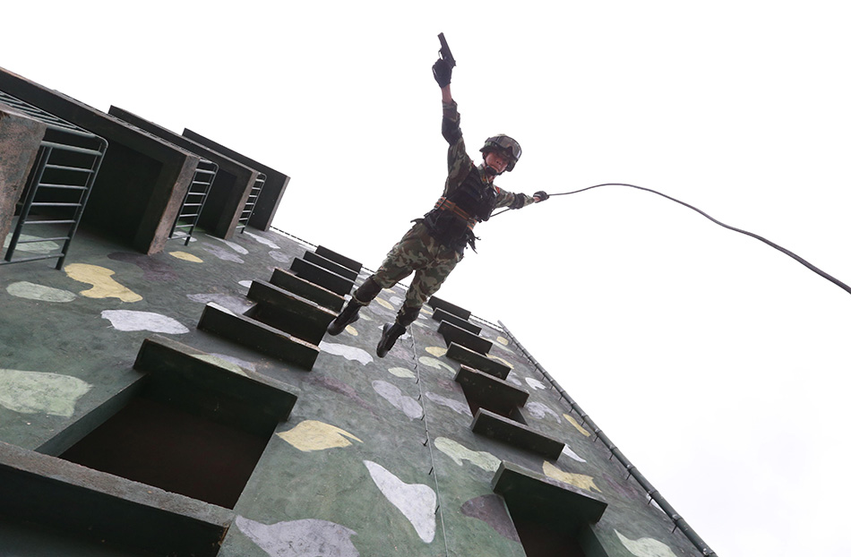 8��14�գ��侯�����ܶӹ���֧�ӡ��۾���ͻ���ӡ���һ����Ա��ǹ��¥���Ϸ���Ծ�¡�