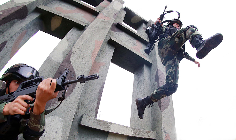 8��14�գ��侯�����ܶӹ���֧�ӡ��۾���ͻ���ӡ���һ����Ա��Խǽ�塣