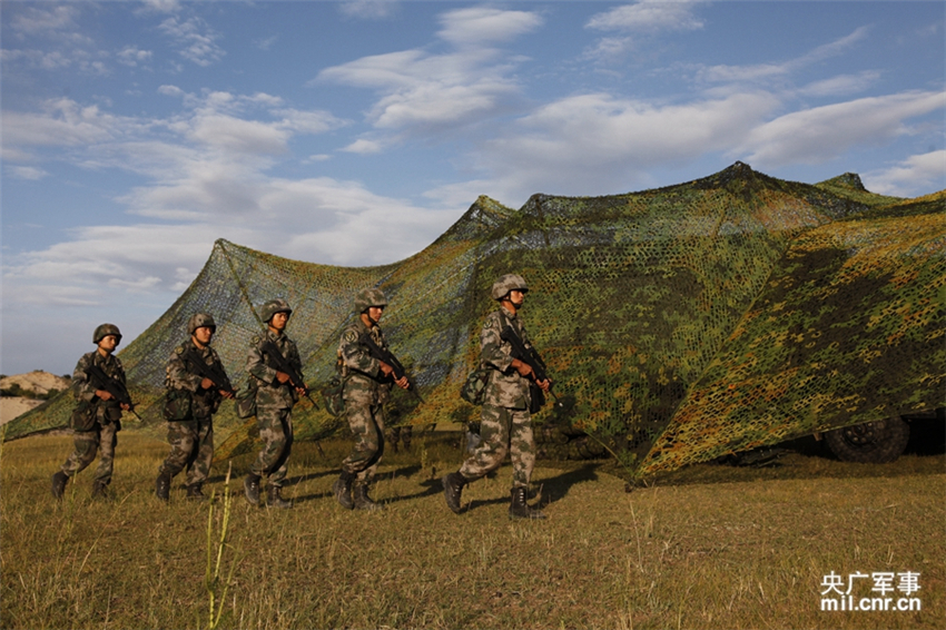 ������������ĵ�65���ž�ĳ�ڱ�������2��3��սʿ����ս�ؾ���Ѳ�ߡ����� ��