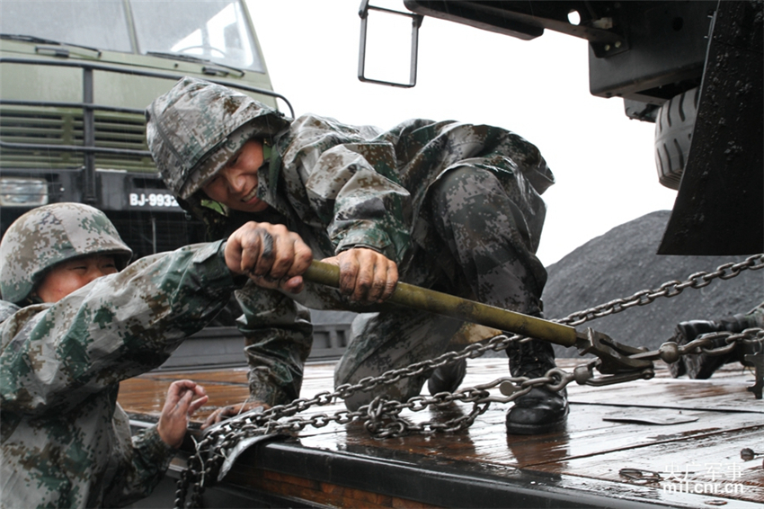 ������������ĵ�65���ž�ĳ�ڱ��ùٱ�ð�������·װ�أ�2Ӫսʿ��װ�س������мӹ̡����� ��