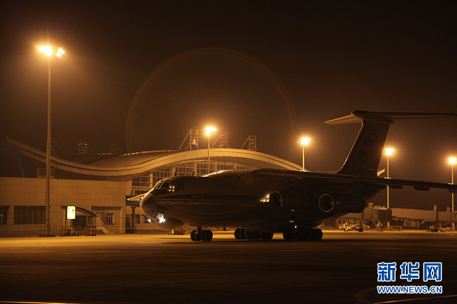  8��17�գ��μӡ���ƽʹ���D2014���Ϻ�������֯��Ա����װ�������Ϸ��־�����ϰ�Ķ����վ���½�����ݲ��ӣ����ҹ����ɹ�ͨ�ɻ����뾳��ͼΪ��һ�ܶ���˹����-76���������ͨ�ɻ�����������