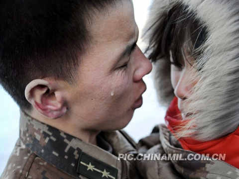 ����ϼ���˸��´�ѩ��ɽ�ĺ�ɽ��߷���ο�ʣ�����������ƽ��Ů�ѹ����ᣬ����һ�����ľ�ϲ��