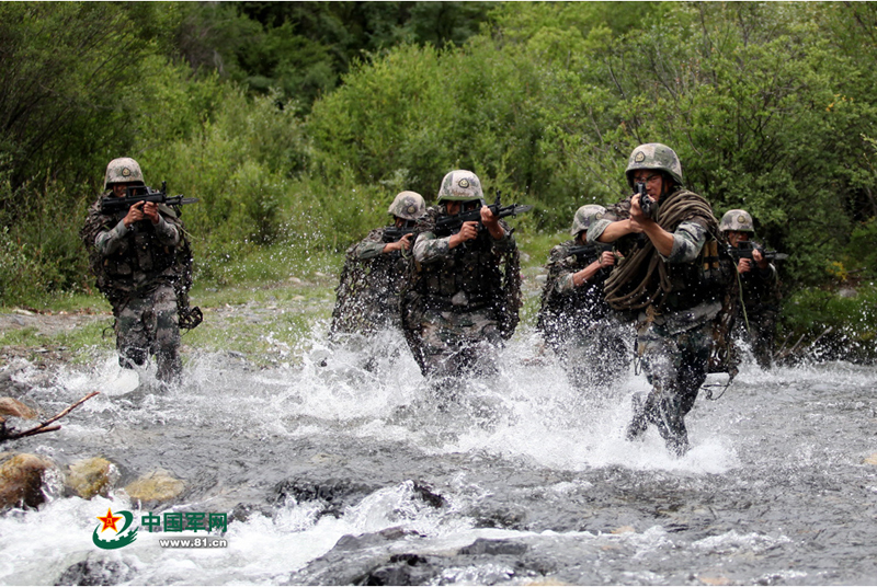 ���壺פ������������ɽϿ����ս 95ʽ��ǹ�Ҵ̵���2��