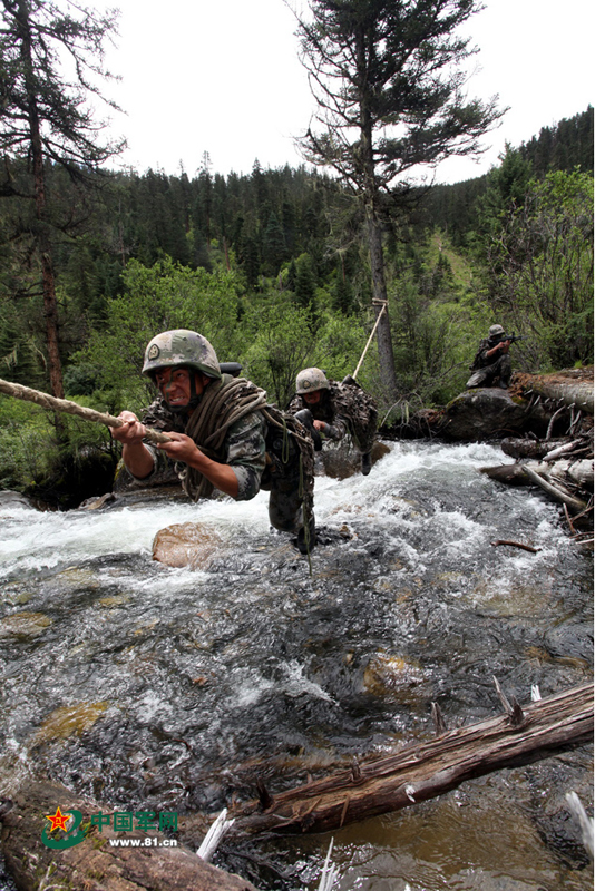 ���壺פ������������ɽϿ����ս 95ʽ��ǹ�Ҵ̵���4��