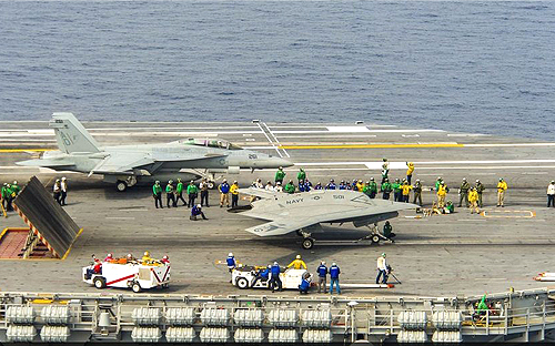 ����ͼ��X-47B���˻���F/A-18���ػ�