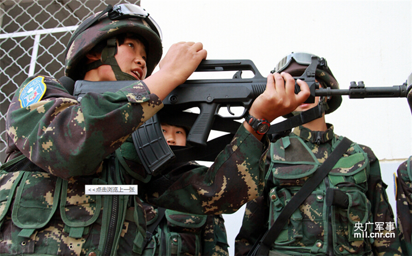 Ů���������պ�ѵ������ÿ��һ��8������װԽҰ��ͼΪŮ����ս��Ա��ѵ����϶��������ĵá� л¶Ө ��