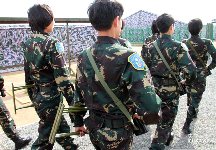 Ů��������ս��������2013��3�£������ڱ�������ĳ��ս�á�ͼΪŮ����ս��Ա�߳�ҰӪ��������ж�ѵ���� л¶Ө �� 