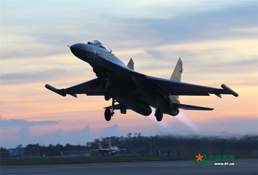 8��25�հ������ڽ�ɫ��ϼ��ӳ���£���պ��ձ�ĳʦ���ս�������ɣ�����ָ������չ����ҹʵս��ѵ������Ϊդ ��