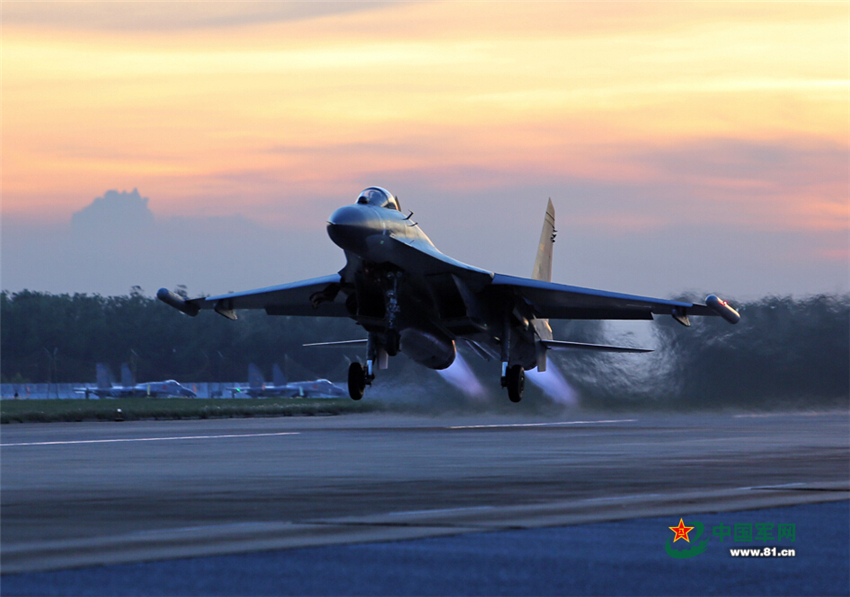 8��25�հ������ڽ�ɫ��ϼ��ӳ���£���պ��ձ�ĳʦ���ս�������ɣ�����ָ������չ����ҹʵս��ѵ������Ϊդ ��