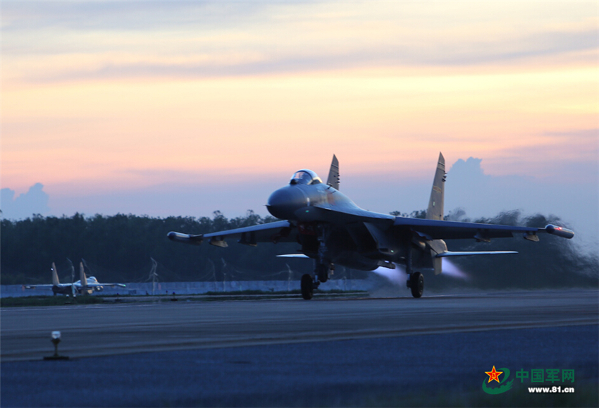 8��25�հ������ڽ�ɫ��ϼ��ӳ���£���պ��ձ�ĳʦ���ս�������ɣ�����ָ������չ����ҹʵս��ѵ������Ϊդ ��