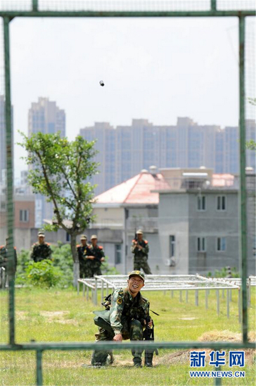 8��27�գ��侯��ս��Ա��Ͷ�����ᵯ��