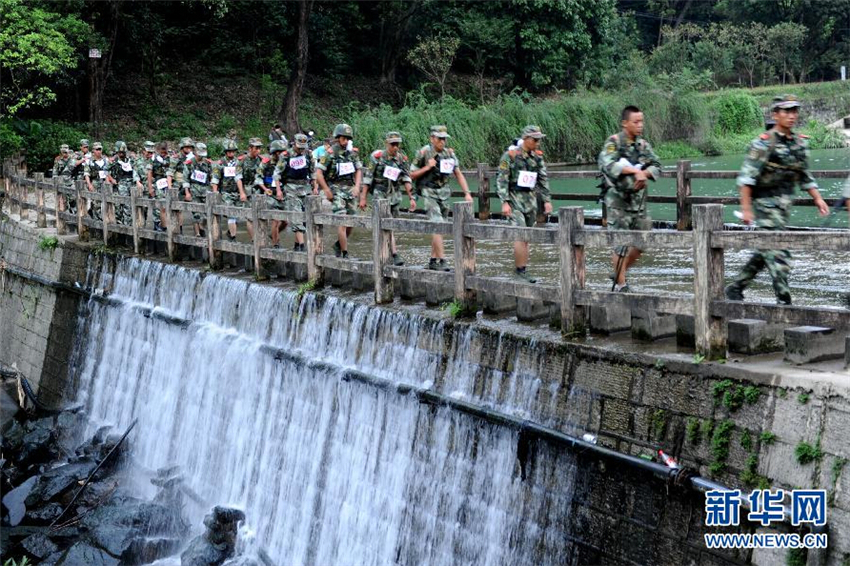 8��27�գ��侯��ս��Ա��װ��Ϯ;��ͨ����ˮ�ضΡ������� �㣩