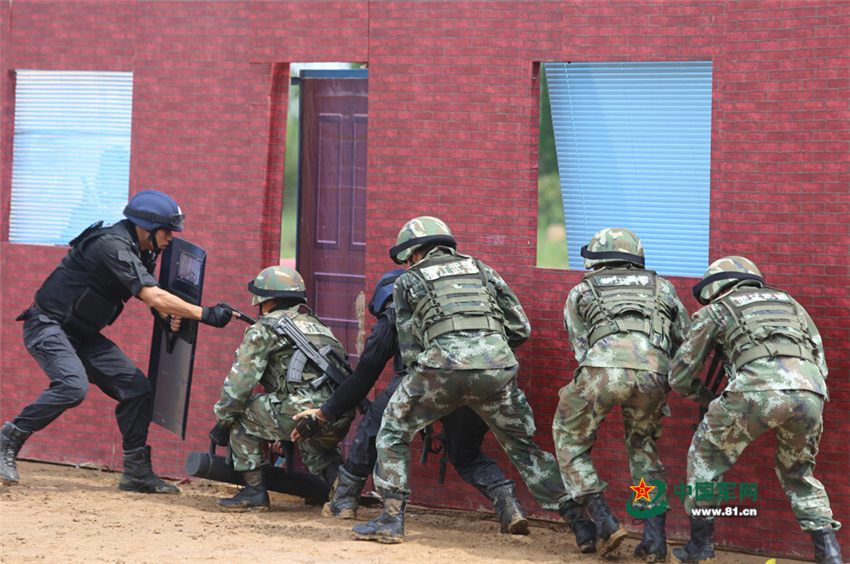 8��22�գ��侯�㽭�ܶ����㽭ʡ�����ؾ��������о��С���ѵ�����ڡ���ս������������ͨѶԱ�������