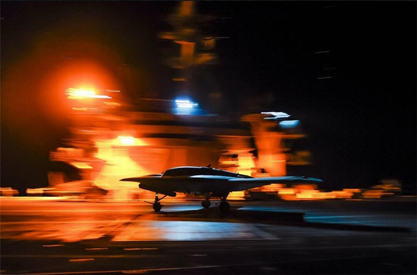 X-47B���˻�ҹ���ں�ĸ�װ��ϻ���