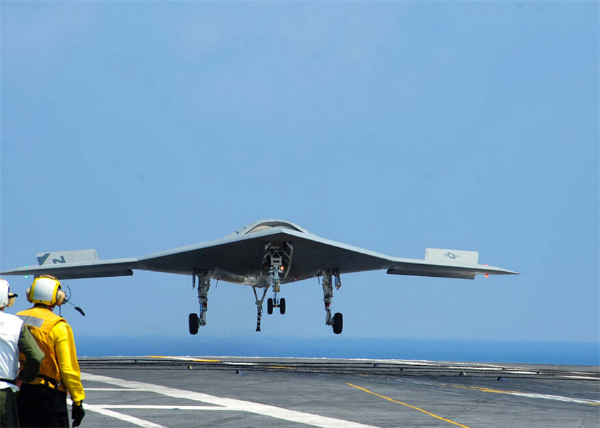 X-47B���˻��ں�ĸ�Ͻ���