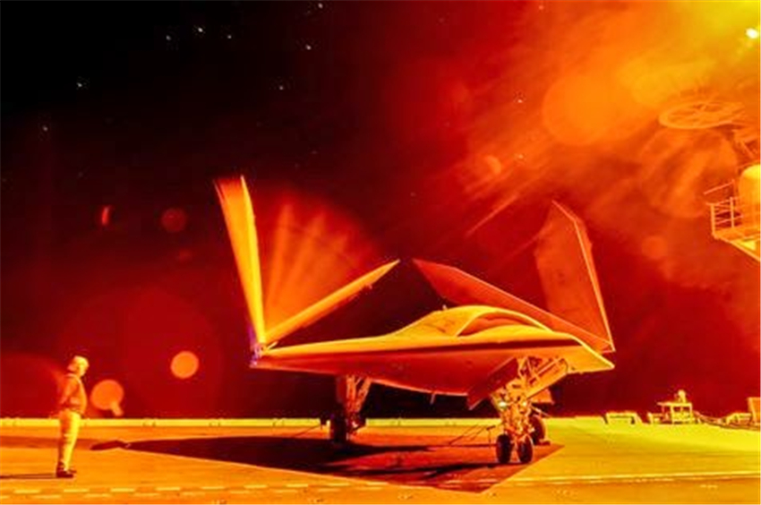 ���գ�X-47B���˻��״ν��к�ĸ�װ�ҹ��ϵ����ͣ�Ų���