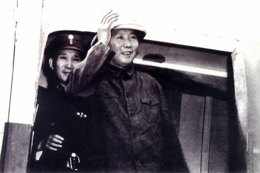 1945��8��28�գ�Ϊ��ȡ��սʤ�����й���ƽ���������Ĺ���ǰ;��ë�󶫷ɵ����졣