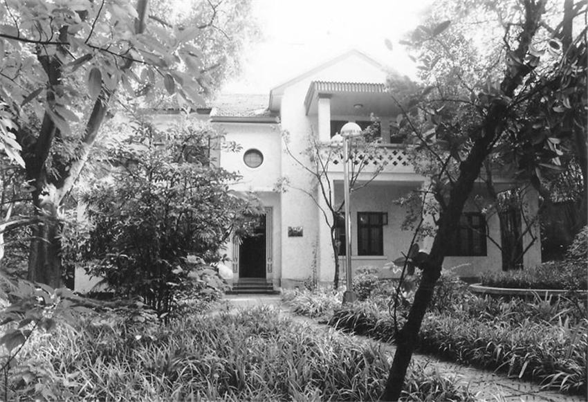 ����̸�о�ַ������������ί����¥����һ������ʽשľ�ṹ�Ľ���������������ɽ��·36����ί���ش�Ժ�ڣ��ǽ���ʯ������ġ�ͷ�š���ۡ������Ҳ������̸������Ҫ�ĵص㡣