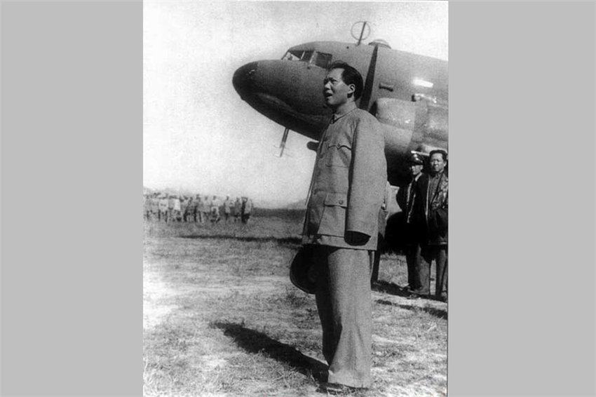 1945��10��11�գ�����̸�к�ë�󶫷����Ӱ���