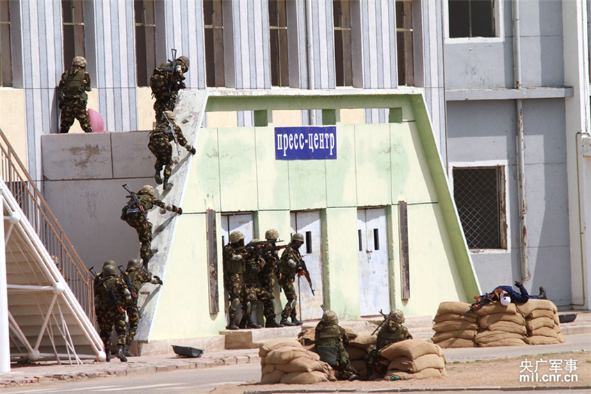 �ڸ���ͻ���ֶ��ڻ��£���ս�ֶ�ͻ�����Ĺ㳡��ͻϮ������ʡ�л¶Ө �� 