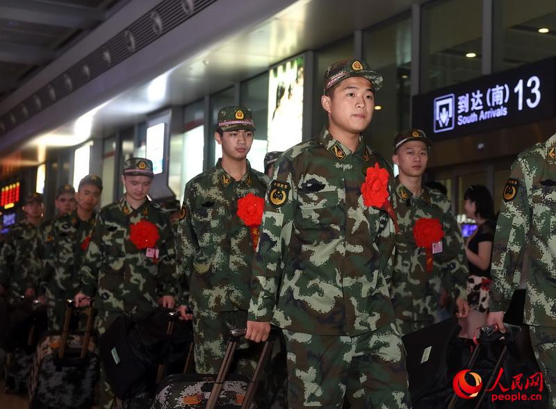 �±����жӳ�վ