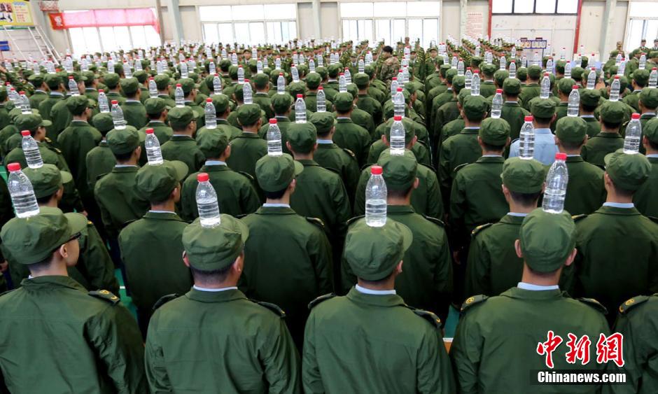 ֣��ĳ��ѧ������ѵ��ͷ����Ȫˮƿ��������5��