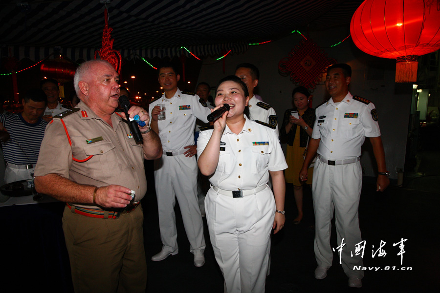 �Ϸ����˹�ͽ��ֳ�����ѧ���й���裬���ð�����������ĶԱ��Ů����˵����һ�����������򻨡��������ֳ�����Ц��