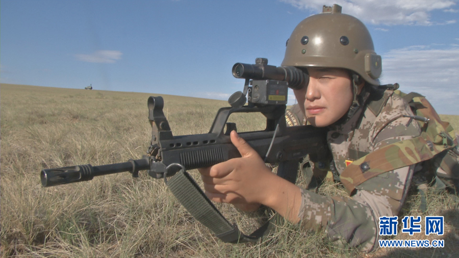 Ů�����б�һ��ſ�ڵ��Ͼ���