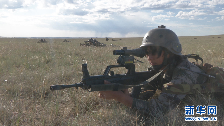 Ů�����б�һ��ſ�ڵ��Ͼ���