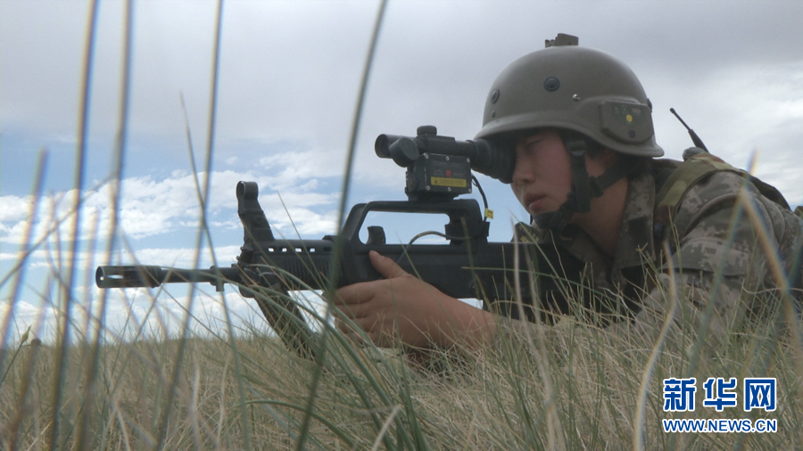 Ů�����б�һ��ſ�ڵ��Ͼ���