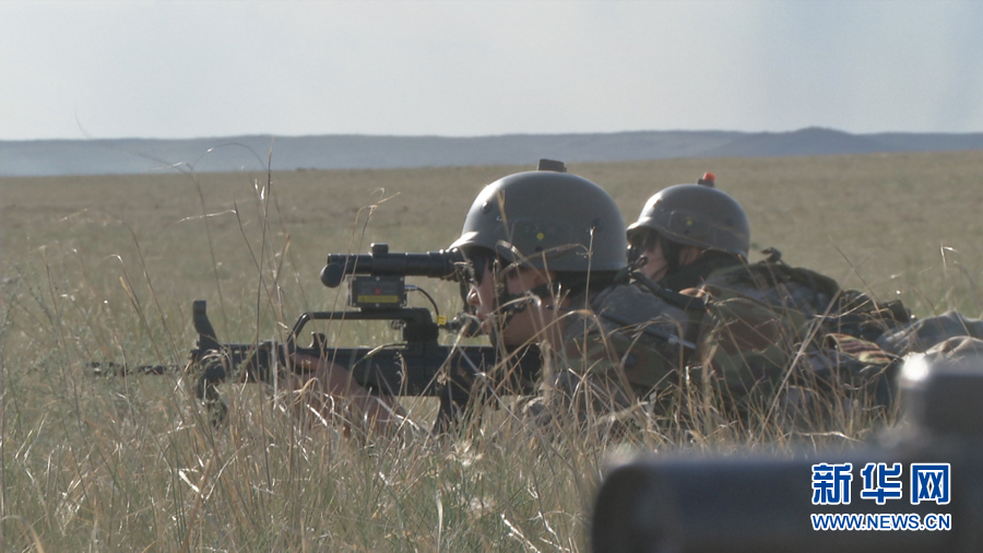 Ů�����б�һ��ſ�ڵ��Ͼ���