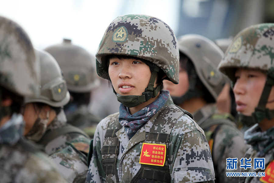 ��14���ž�ĳװ����Ů��Ӣ��