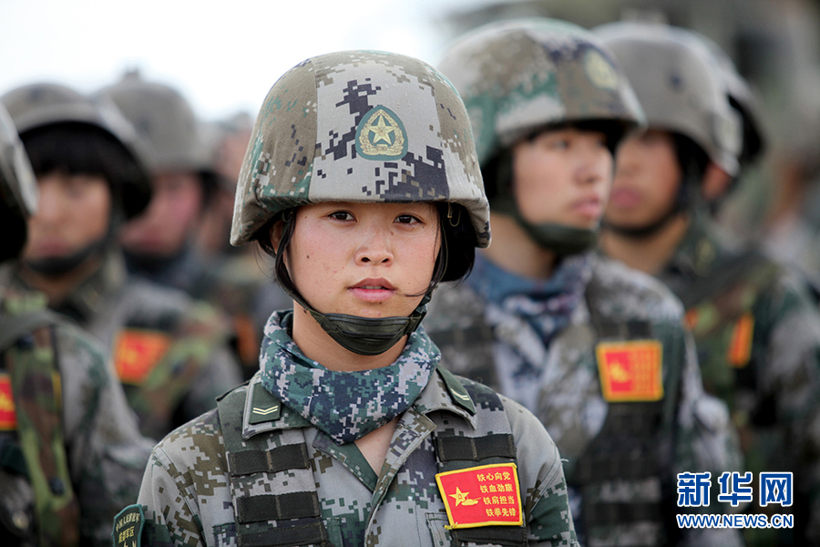 ��14���ž�ĳװ����Ů��Ӣ��