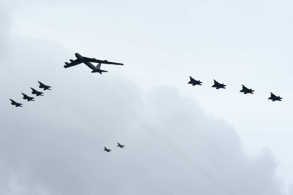 ���壺����չʾ˫��ĸ��F-22���ӱ�ӡ�10��