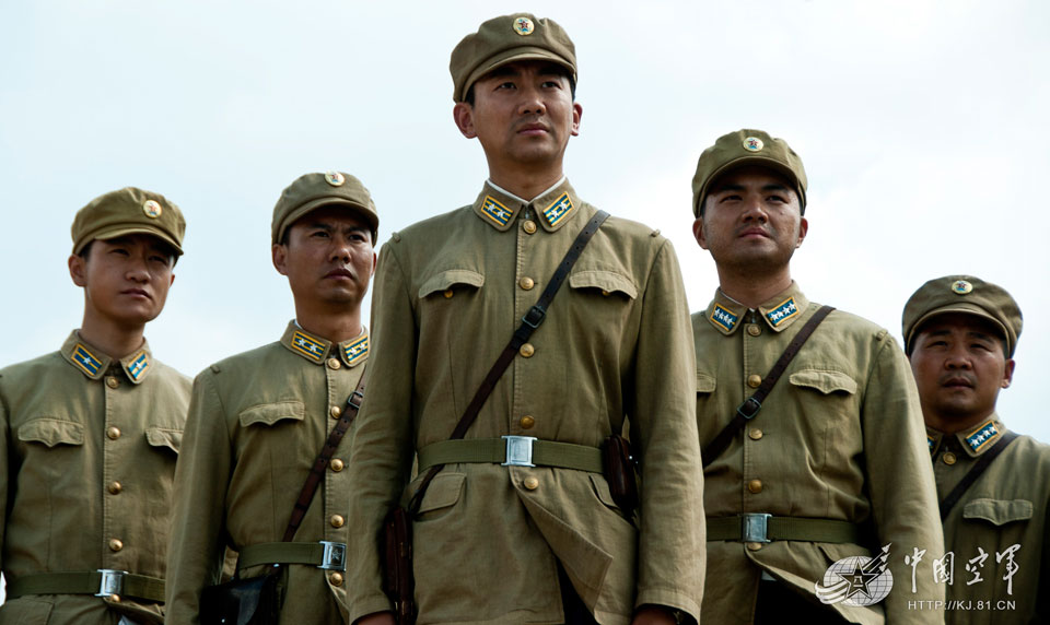 �������εĶ��ӽ𱣶���������Фռ�����£����˲�����ʶ����ԩ��·խ��ת��Ϊ�ֵ��鳤