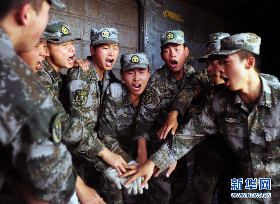 ����ر�վ��ĳ�ۺϲֿ�����ĳ����ڣ�һȺսʿ���װж�����������