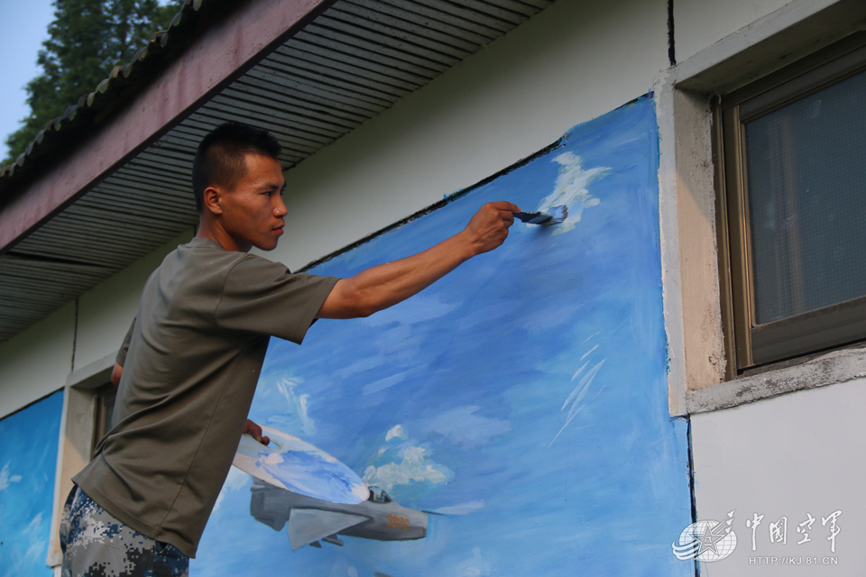 ��ΰ����ǽ�ڳ�˼���ã�Ȼ�󻺻����𻭱ʣ�պ�����ϣ��ڿհ״����ճ���һ������