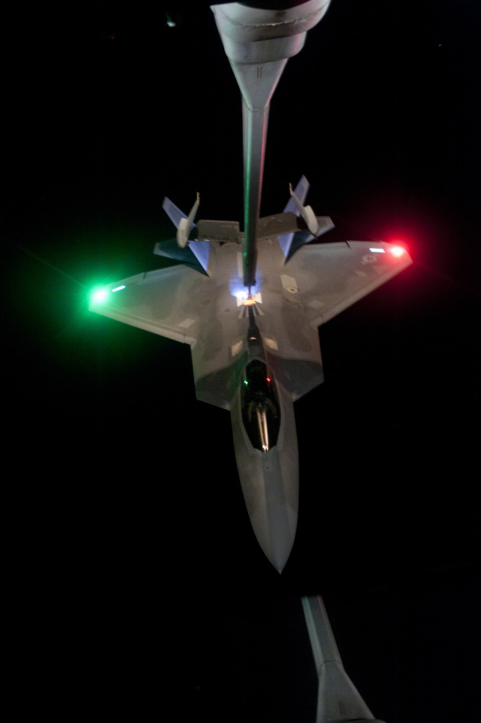 ���壺����F-22ҹĻ�ڻ��¿�Ϯ����˹��������5��