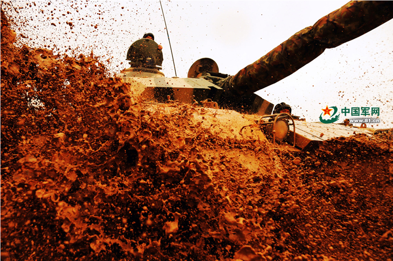 ���壺��96A̹�˴�Խ��̶����ѹ����4��