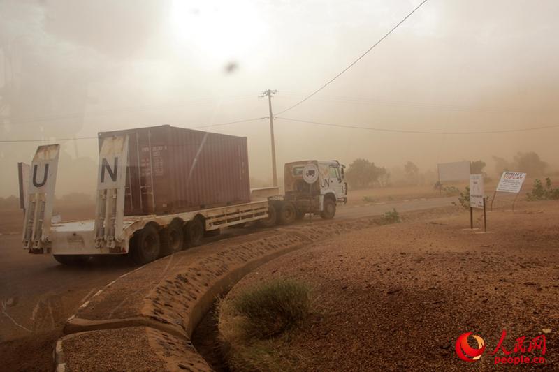 ά�͹����ֶӶ�ɳ�����伯װ�䡣������  ��