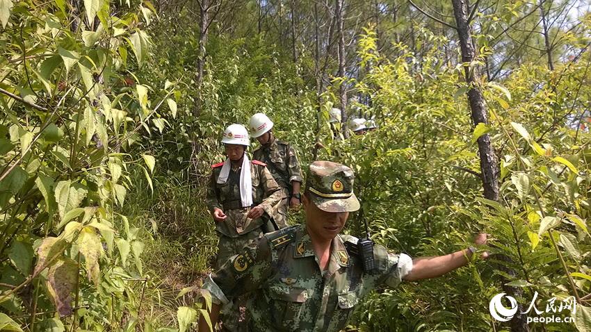 ������û������Ҳû�¡����ȷ�Ӵ��ص���Ϣ�ô������һ�������ڶ�����û����֧�ӹٱ����Ȳ�����̤���˽������ź���Ȼ��ĵ�·�����ڵ�·���裬�ٱ�ֻ��ͽ��ǰ����