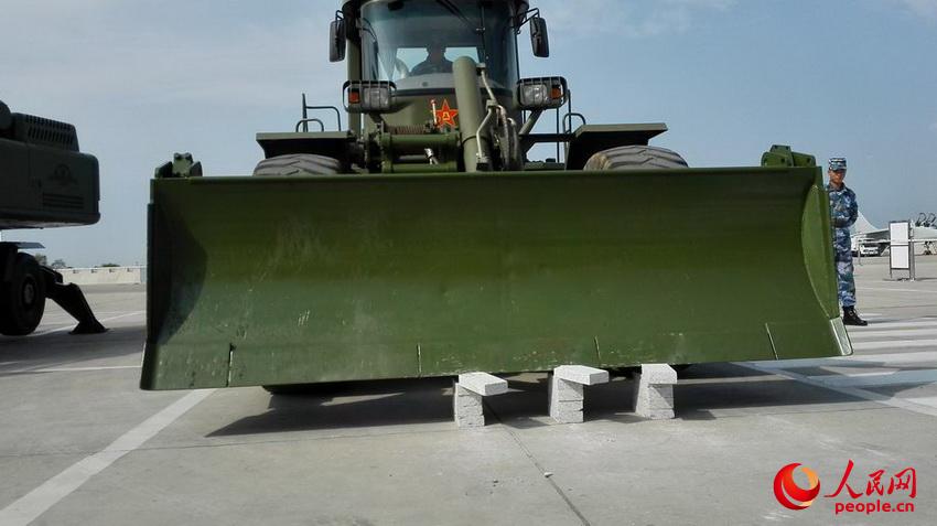 ���＾�ڣ��������ӻ��㽨�������Ⱥ��·�ߣ���֯����һ�߹�Ħ���׽�����