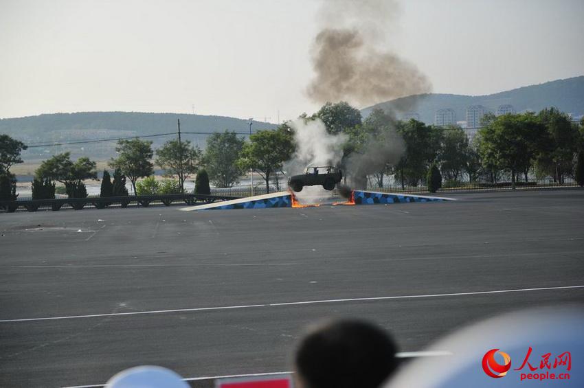 ���＾�ڣ��������ӻ��㽨�������Ⱥ��·�ߣ���֯����һ�߹�Ħ�������� ��