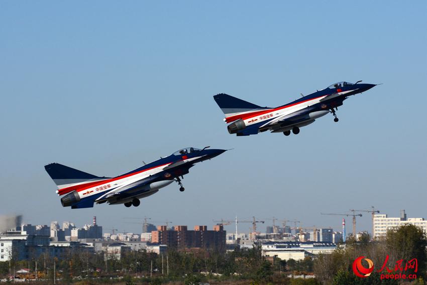 2014��11��5�����磬�վ���һ���б��ݶ�תս�麣�� ��������Ӱ 