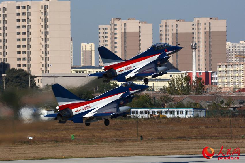 2014��11��5�����磬�վ���һ���б��ݶ�תս�麣�� ��������Ӱ 